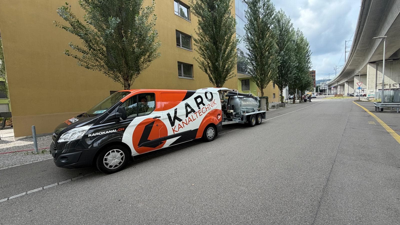 Kanalspülfahrzeug mit Anhänger unterwegs zum Einsatz