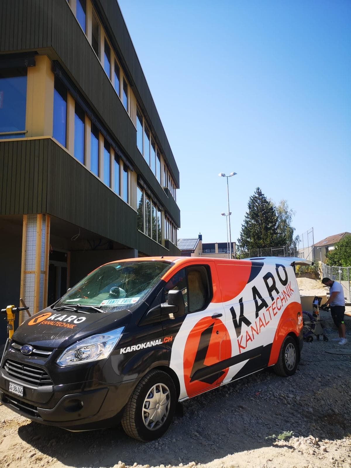 Kanaltechnik im Einsatz: Karo-Servicefahrzeug und Techniker mit Kanalkamera auf einer Baustelle
