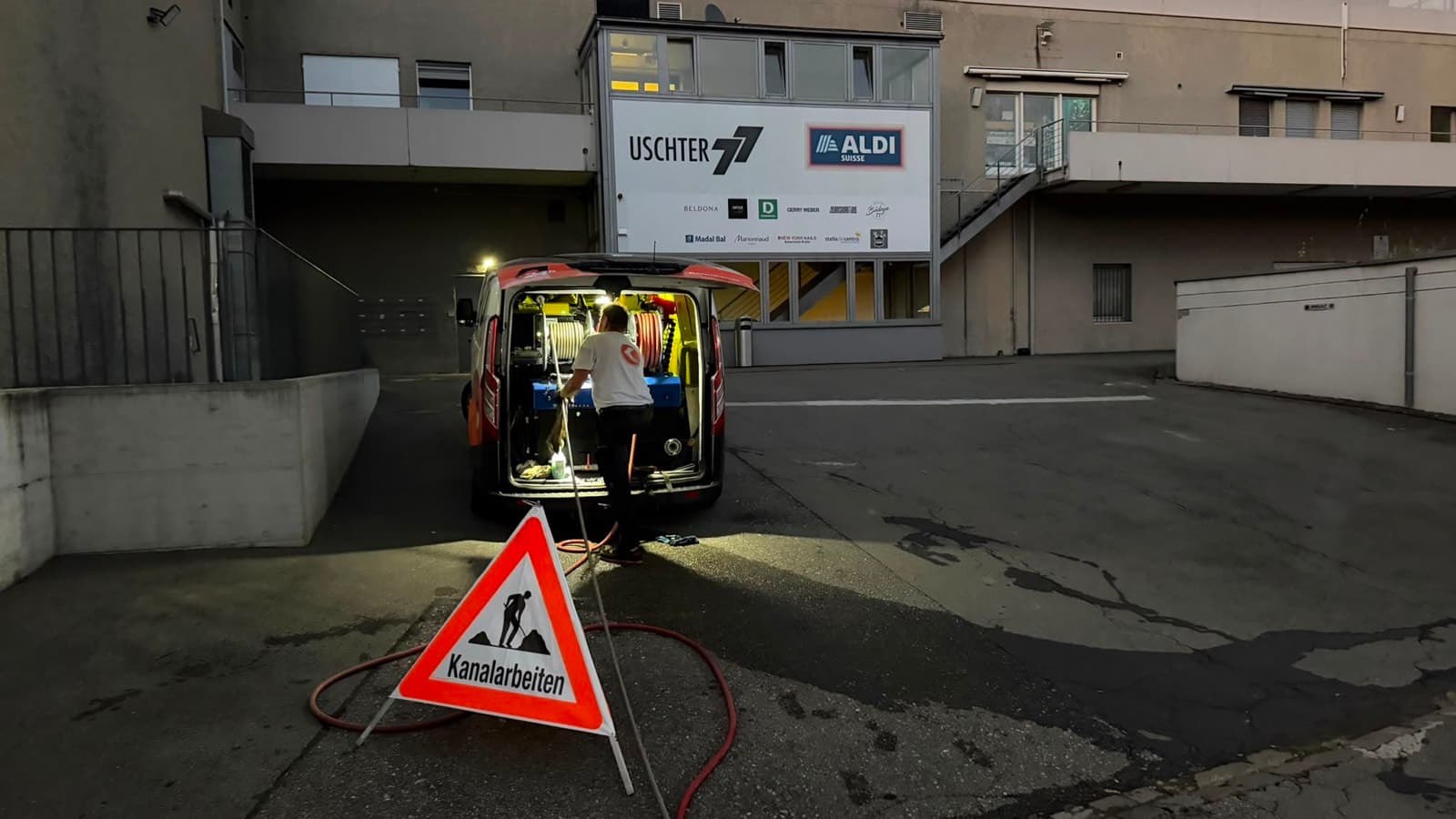 Kanalreinigung mit Hochdruckfahrzeug am Abend mit Signalisation – Reinigung einer Dole