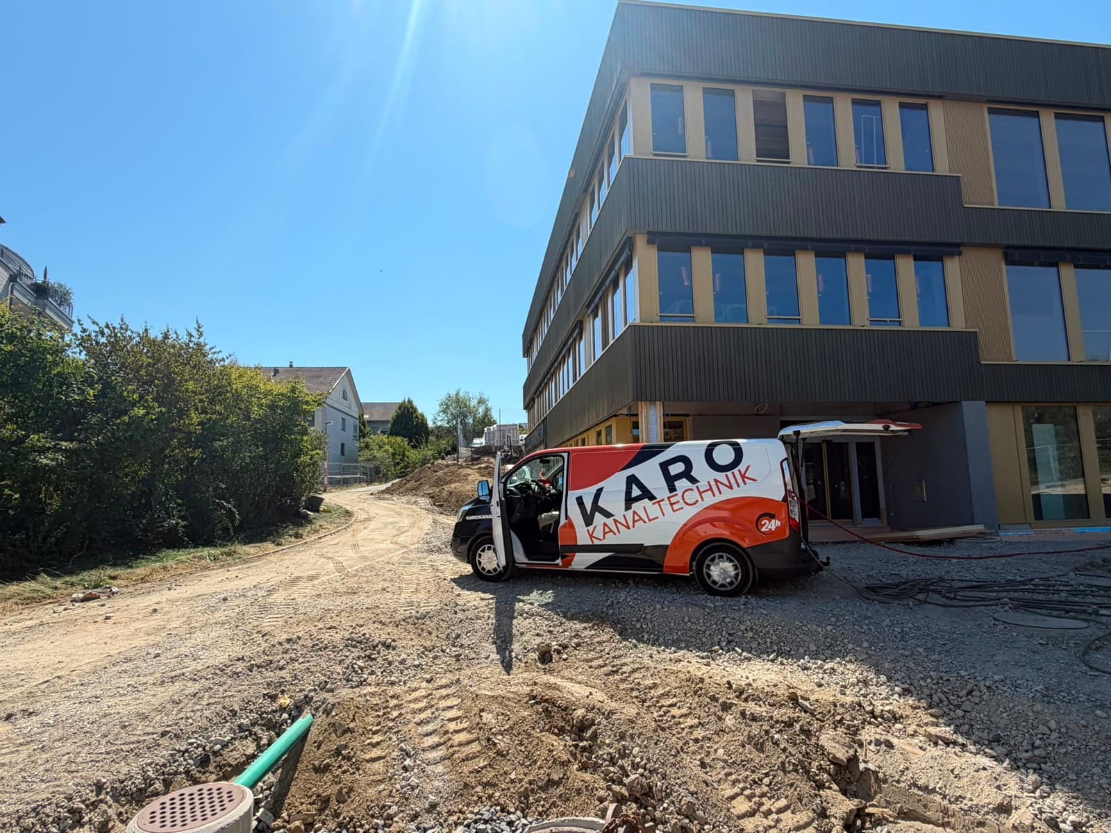 Einsatzfahrzeug von Karo Kanaltechnik vor einem Neubau für eine Nebelprüfung der Leitungen