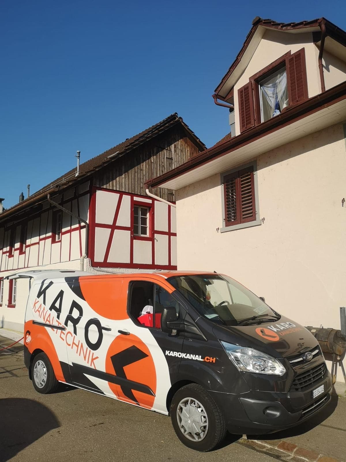 Kanalreinigung bei einem historischen Fachwerkhaus, Einsatzfahrzeug vor dem Gebäude
