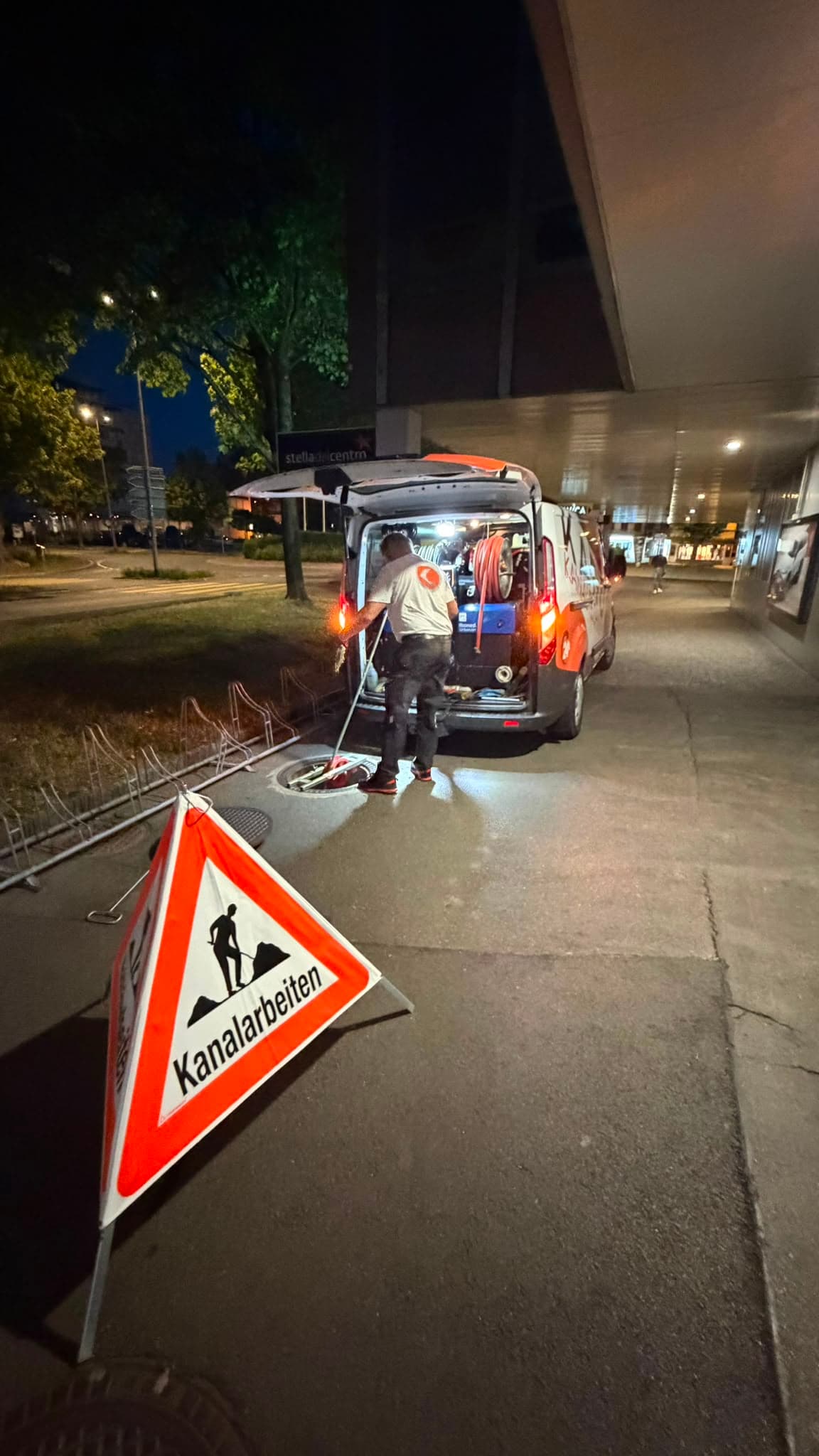 Nachteinsatz von Karo am offenen Schacht mit Signalisation «Kanalarbeiten»