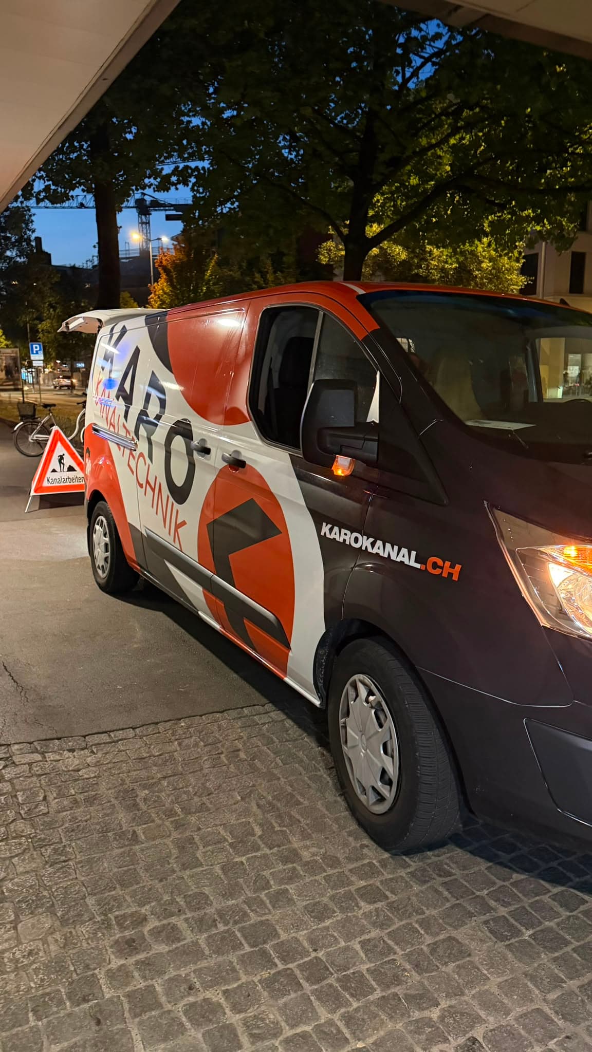 Einsatzfahrzeug von Karo Kanaltechnik bei einem Nachteinsatz an der öffentlichen Kanalisation in der Innenstadt