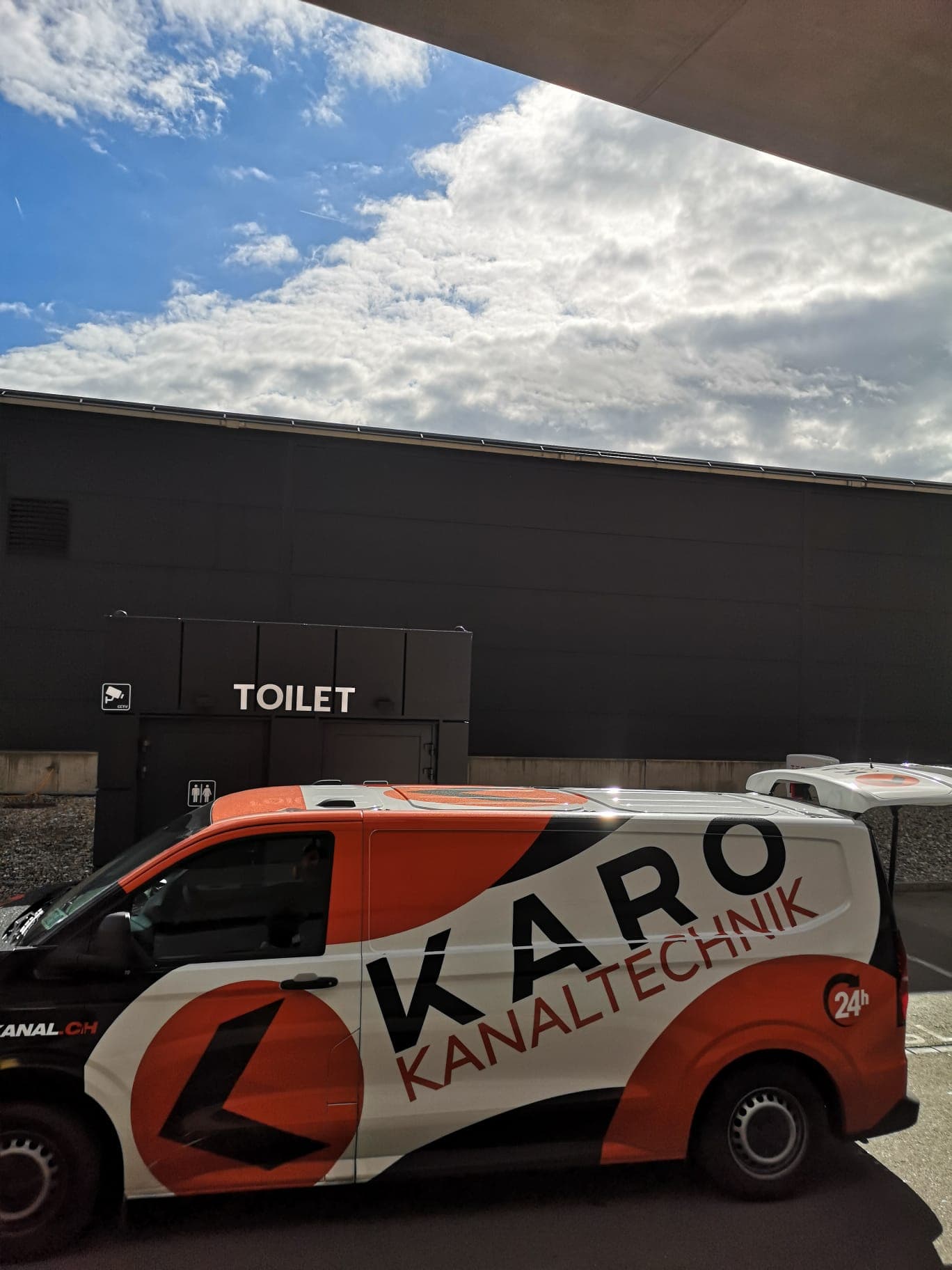 Kanalreinigung bei einer öffentlichen WC-Anlage an einer Rastanlage