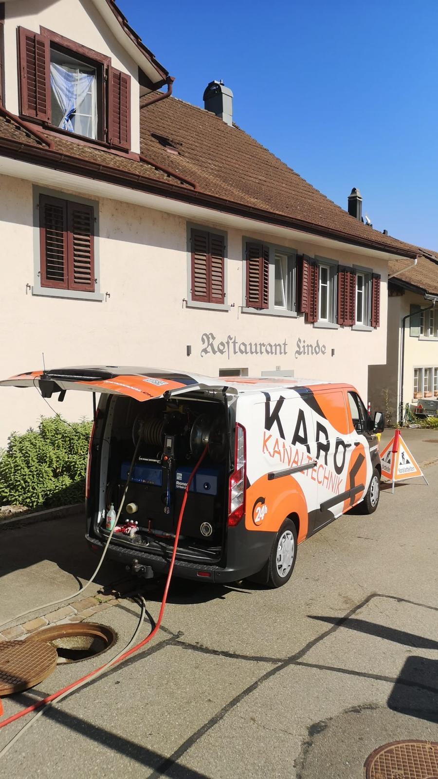 Fettabscheider in gewerblicher Küche wird zur Kanalreinigung entleert und gespült
